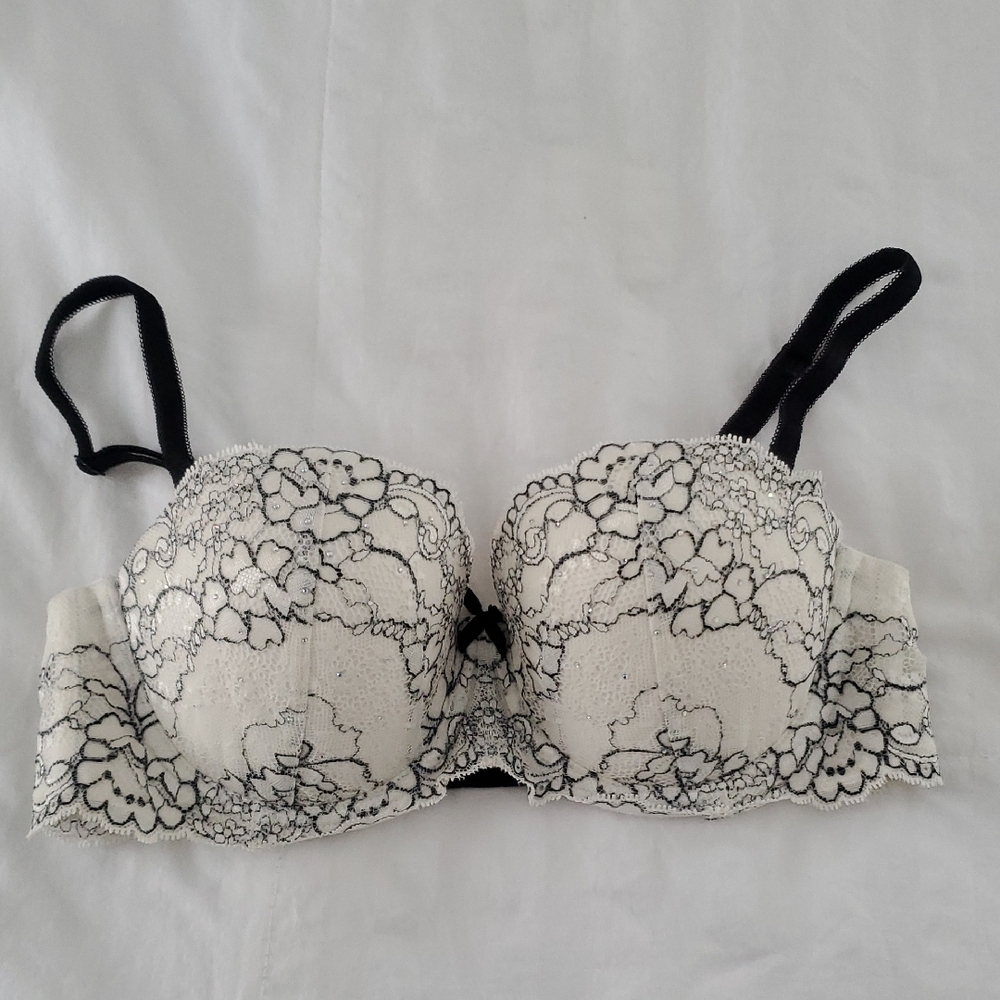 Victoria's Secret Black And White Lace Bra 34C (Removable Straps)
